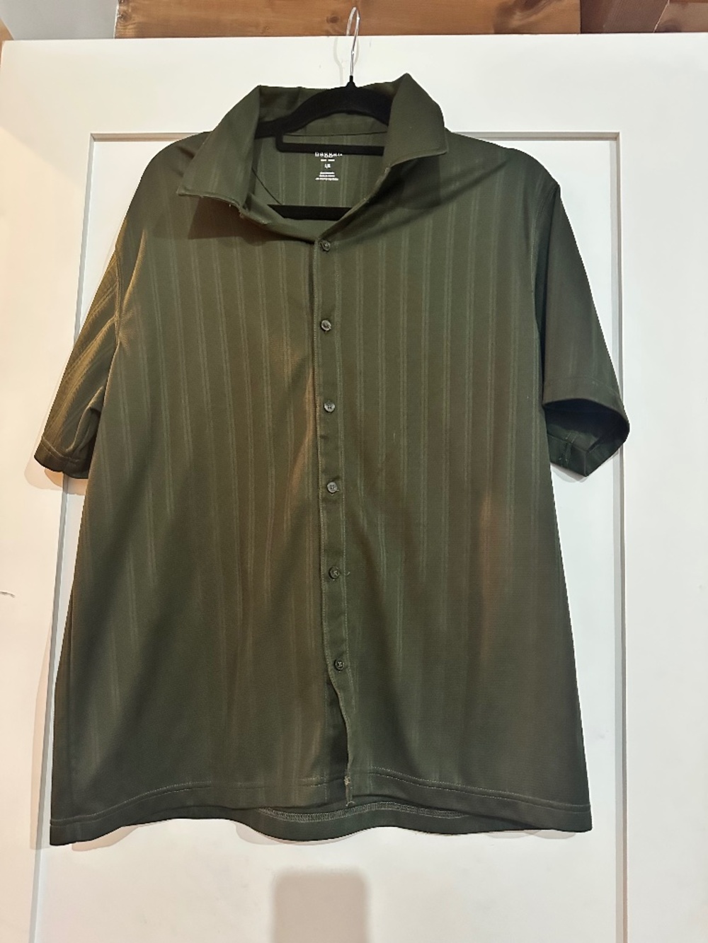 Men's Haggar Button down short sleeve green shirt Size Large Loose Threads